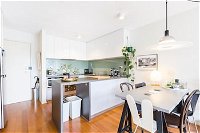 ISAAC 1BDR South Melbourne Apartment - Holiday Find