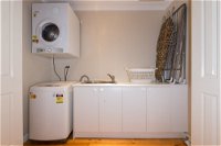 Lovely 5BR house walk to train and shops - Accommodation Yamba