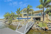Lakehouse Family Oasis - Palm Beach Accommodation