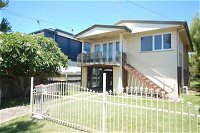 Spacious 2-Storey Home By The Bay Sleeps 12 - Hervey Bay Accommodation