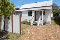 Charming Private 3-Bedroom Cottage By The Bay - Timeshare Accommodation