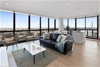 Melbourne Lifestyle Apartments - Best Views on Collins - Accommodation Hamilton Island