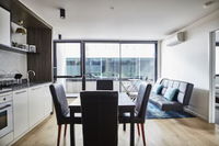 Sleek Arthouse Apartment With Pool Close to City - Accommodation Redcliffe