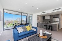 Luxury 2 Bed APT in South Brisbane  Free Parking Qsb058 - Maitland Accommodation
