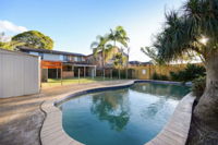 HomeHotel 4 Bedroom  Homeoffice with Nice Pool - Nambucca Heads Accommodation