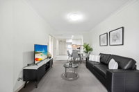 Modern Luxury Apartment Walking Distance to Train Station - Accommodation ACT