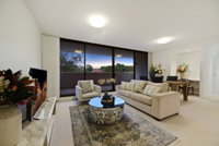 HomeHotel Spacious Luxury Apt Next to Shopping - Sydney Tourism