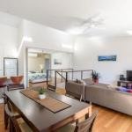 Unit 4 Rainbow Surf Modern double storey townhouse with large shared pool close to beach  shop - Accommodation Redcliffe
