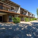 Unit 2 Rainbow Surf Modern double storey townhouse with large shared pool close to beach  shops - Accommodation Redcliffe