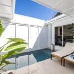 Reflections Emerald Villa - Palm Beach Accommodation