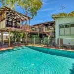 Geckos Rest Rainbow Shores Executive Beach House Pet Friendly Pool Wi fi - Accommodation Redcliffe