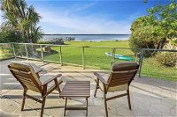Eagle Point Getaway Waterfront Serenity - Accommodation Noosa