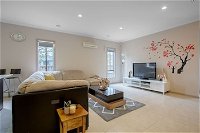 Gorgeous 4BR Home in Point Cook - Maitland Accommodation