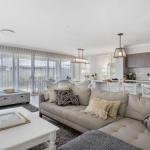 House on the Hill inspired coastal Hamptons vibe - Maitland Accommodation