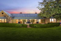 Sutton Downs renovated country home on 100 acres - Accommodation Australia
