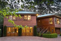 Treetops elegant inviting designer cedar home - Accommodation Mount Tamborine