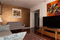 Bright  Spacious 2 Bedroom Apartment in Windsor - Accommodation NSW