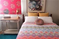 Stylish Comfortable Central Artists Home - WA Accommodation