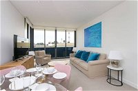 Large Modern 2 Bedroom Apartment Near Lake Claremont - Melbourne Tourism