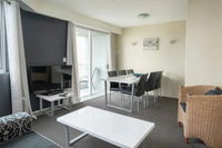 Comfortable 2 Bedroom Apartment With River Views - eAccommodation