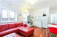 Quiet 1 Bedroom Apartment 5 Minutes From CBD - eAccommodation