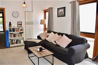 Charming Terrace House on Tree Lined Street - Accommodation BNB