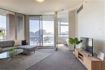 Modern Harbourside Apartment With a View