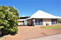 Osprey Holiday Village Unit 120 Colourful 3 Bedroom Holiday Villa with a Pool in the Complex - Geraldton Accommodation