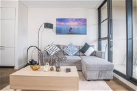 Bright  Modern 2bed 2bath APT With Parking - Accommodation Gold Coast