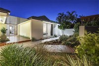 Just in Paradise Waterfront 5 Bedroom Deluxe House Central Broadbeach Location - Broome Tourism