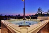 Darwin City Lights Jacuzzi - Accommodation in Surfers Paradise