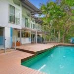 2 Satinwood Drive Rainbow Shores Executive Level Beach House Pool Walk to Beach - Palm Beach Accommodation