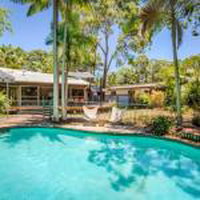 8 Satinwood Drive Rainbow Shores Architecturally Designed Pool Walk to Beach - Palm Beach Accommodation