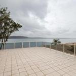 1 Kooringal 105 Soldiers Point Road waterfront unit wth aircon - Accommodation Brisbane