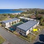 2 The Dunes 38 Marine Drive pool tennis court  so close to the beach - Accommodation Newcastle