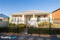 William Cottage Central Heritage Home - eAccommodation