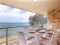 3 Pelican Sands 83 Soldiers Point Rd stunning waterfront unit with magical water views  air conditioning - Kingaroy Accommodation