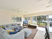 Wangi Lakehouse renovated Lake Macquarie lakefront Location - Foster Accommodation