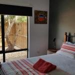 Red Ochre  Large 1BR with Private Courtyard - Accommodation Mermaid Beach