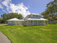 Echo Beach House 16 Reflections Dr Luxurious House with Magnificent Pool  Ducted Air - Kingaroy Accommodation