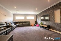 Wentworth Estate 5 Bedroom Luxury Home Sleeps 12 - Accommodation Port Hedland