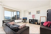 Stylish 2 Bdr Overlooking Parsley Bay H379