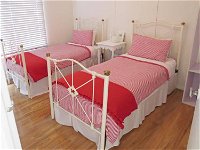 The Little Red Hen Bed  Breakfast - Accommodation Gladstone