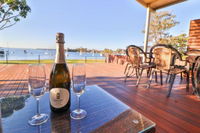 Lakefront Simplicity - Accommodation Noosa