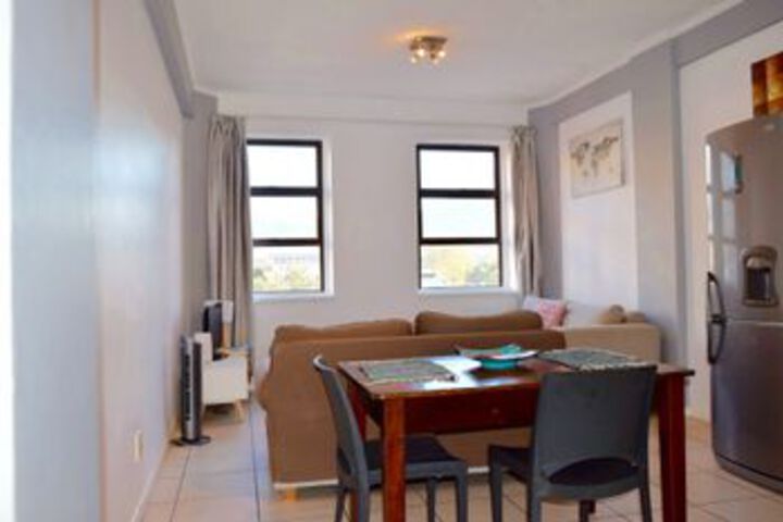 1 Bedroom Flat With Views Of Table Mountain & Lions Head - thumb 1