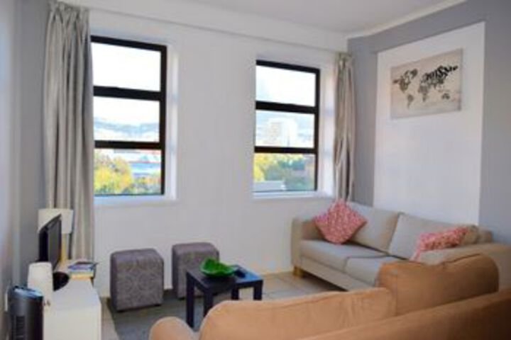 1 Bedroom Flat With Views Of Table Mountain & Lions Head - thumb 2