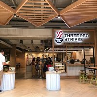 Three Red Stripes - Accommodation Airlie Beach