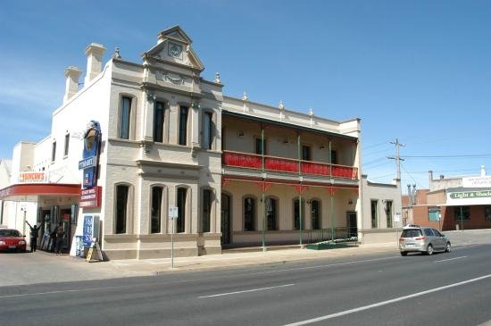 Mitchell River Tavern - New South Wales Tourism 