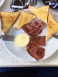 Moes Cafe Pancake And Grill - Lightning Ridge Tourism