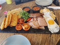 Warnies Cafe - Accommodation in Surfers Paradise